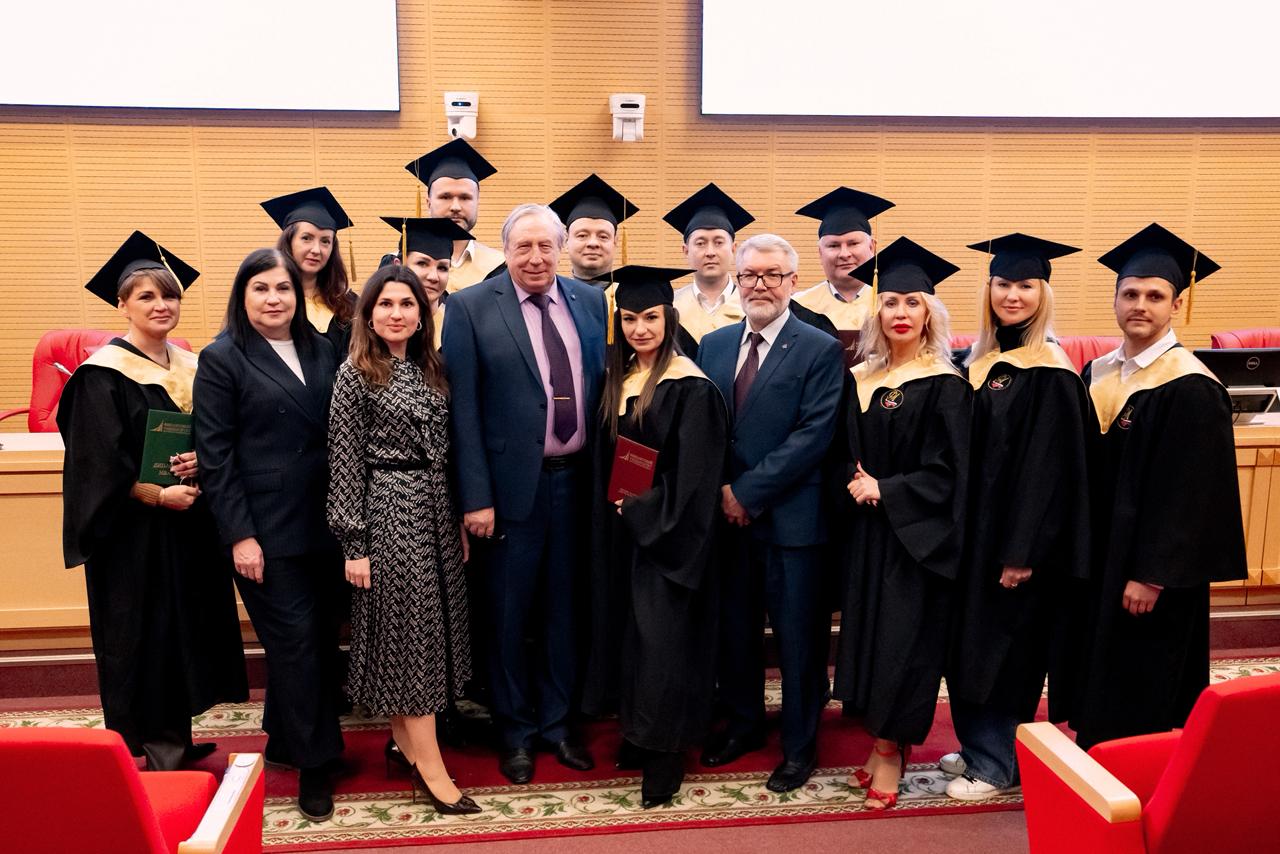 12 декабря в Финансовом университете при Правительстве Российской Федерации прошла церемония вручения дипломов выпускникам Президентской программы. 